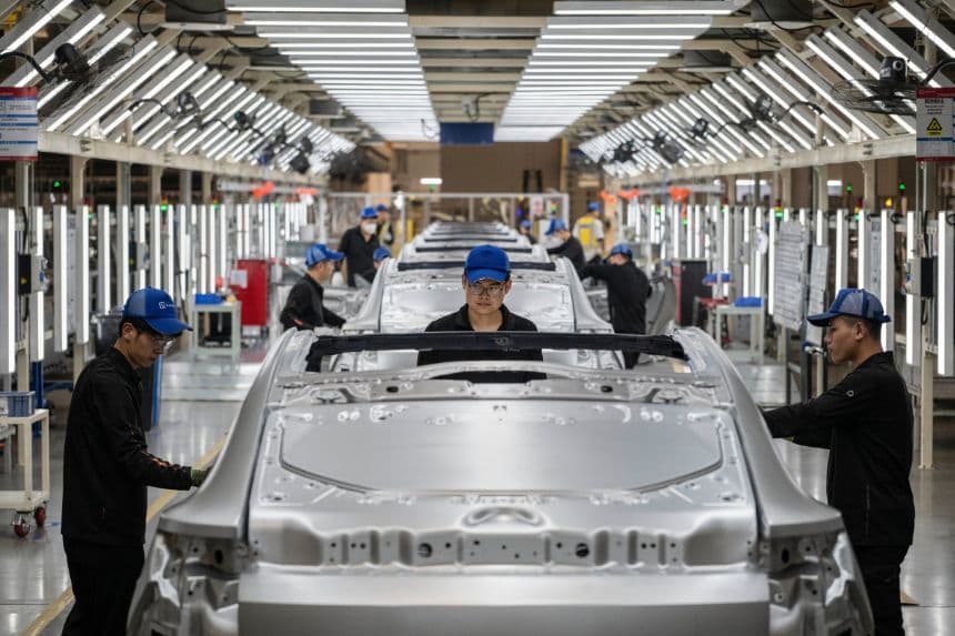 Trabajadores revisan los chasis de los vehículos en la línea de producción del fabricante de vehículos eléctricos Zeekr en su fábrica el 29 de mayo de 2025 en Ningbo, China. (Kevin Frayer/Getty Images)