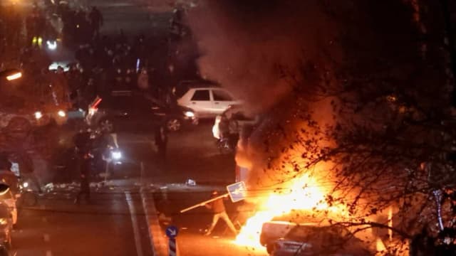 Irán dice que ejecuciones continuarían y cualquier ataque contra su líder supondrá "guerra total"