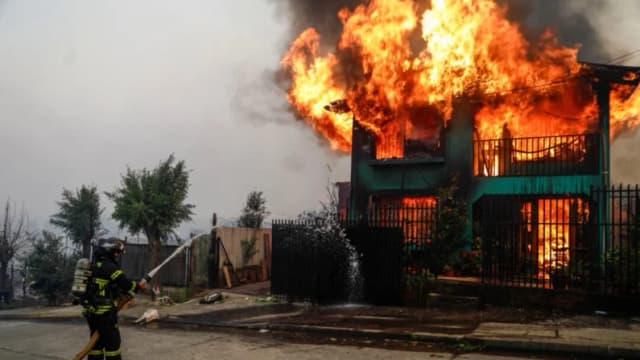 Incendios en Chile dejan al menos 18 muertos, bomberos luchan contra calor extremo y fuertes vientos