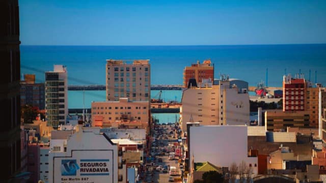 Deslizamiento de tierra arrasa con decenas de hogares en ciudad patagónica de Argentina