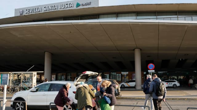 Sin opciones de salida en Málaga, pasajeros quedan varados por falta de transporte