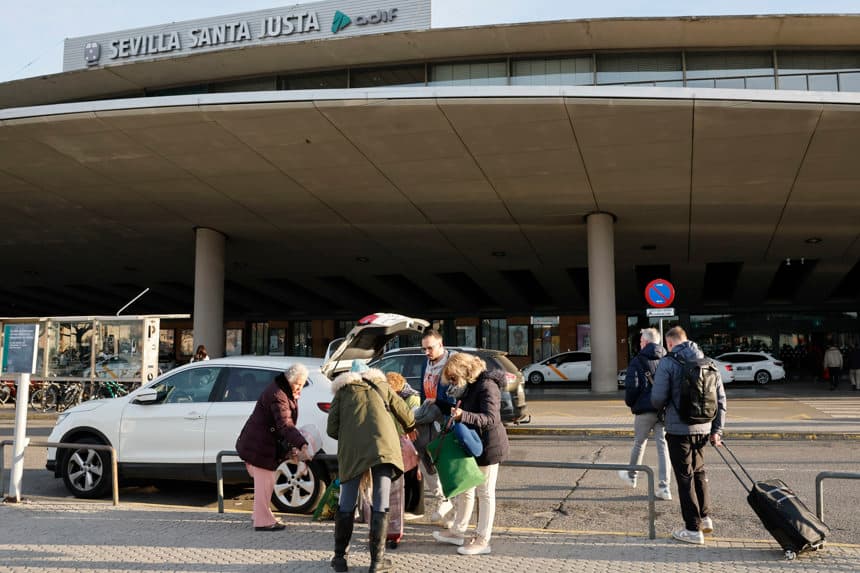 Sin opciones de salida en Málaga, pasajeros quedan varados por falta de transporte