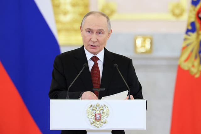 El presidente ruso, Vladimir Putin, pronuncia un discurso durante una ceremonia para recibir las cartas credenciales de los nuevos embajadores extranjeros en el Gran Palacio del Kremlin, en Moscú, el 15 de enero de 2026. (Foto de Ramil Sitdikov / POOL / AFP a través de Getty Images).