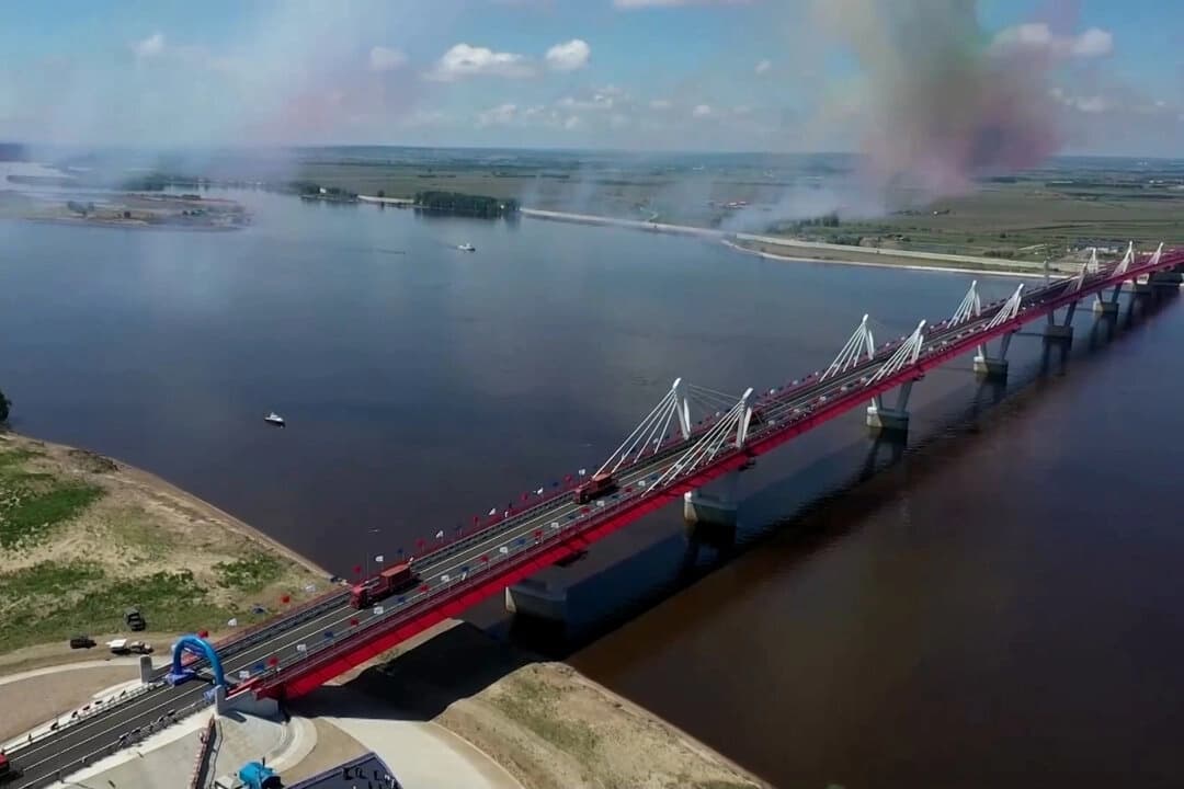 El puente que conecta la ciudad rusa de Blagovéshchensk con la ciudad china de Heihe el 10 de junio de 2022, en una imagen de un video. (Reuters/Captura de pantalla vía The Epoch Times)