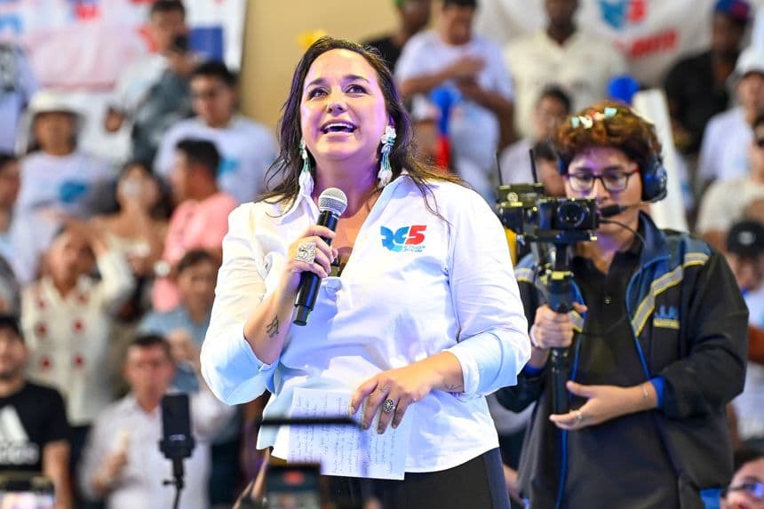 La exasambleísta Gabriela Rivadeneira (C) habla después de ser elegida como la nueva presidenta del movimiento Revolución Ciudadana (RC) este domingo, en Manta, Ecuador. (EFE/Ariel Ochoa)