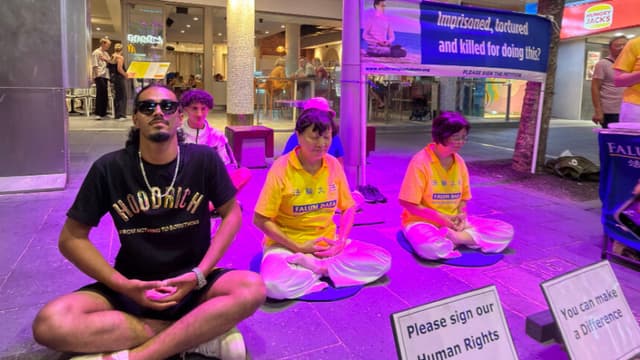 Escupen a practicante de Falun Gong en Australia en medio de campaña de odio del PCCh