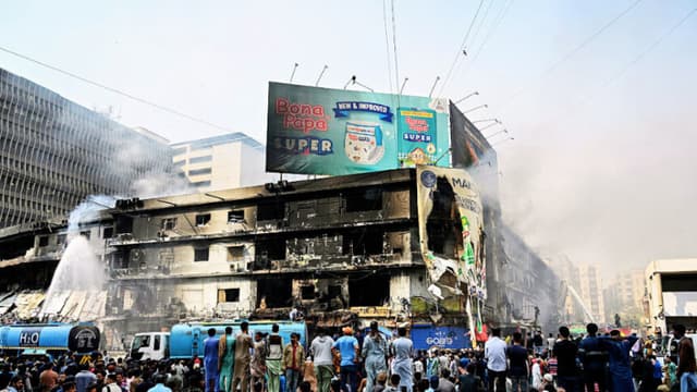 Suben a 23 los muertos por incendio en centro comercial de Karachi buscan a decenas de desaparecidos