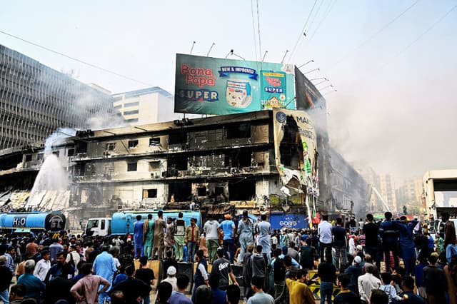 Suben a 23 los muertos por incendio en centro comercial de Karachi buscan a decenas de desaparecidos