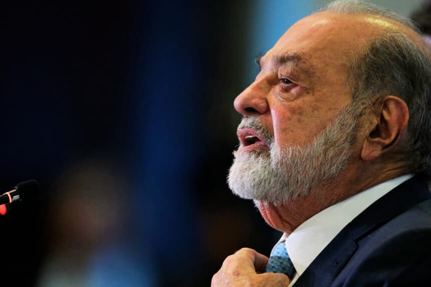 El empresario mexicano Carlos Slim gesticula mientras habla durante una conferencia de prensa en sus oficinas de Ciudad de México el 10 de febrero de 2025. (YURI CORTEZ/AFP vía Getty Images)