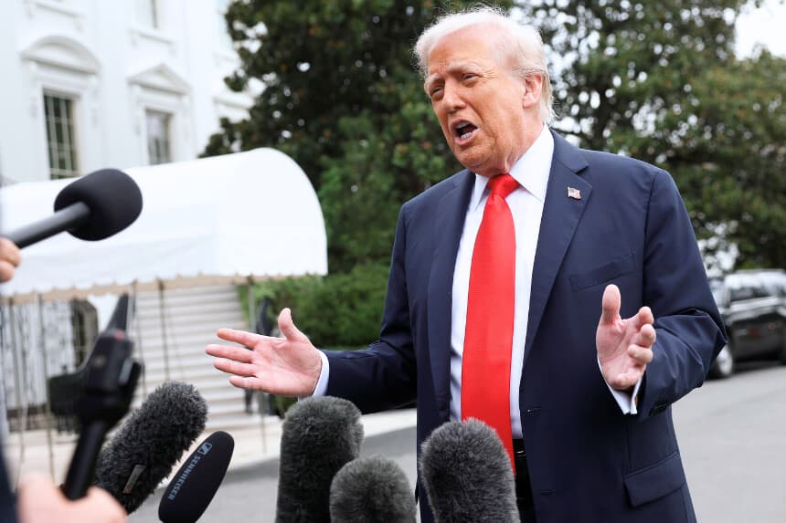 WASHINGTON, DC - 16 DE SEPTIEMBRE: El presidente de los Estados Unidos, Donald Trump, habla con los medios de comunicación al salir de la Casa Blanca rumbo a Londres el 16 de septiembre de 2025 en Washington, DC. El presidente Trump y la primera dama viajan al Reino Unido, donde se espera que se reúnan con el rey Carlos III y la reina Camilla en el castillo de Windsor, así como con el primer ministro británico, Keir Starmer. (Foto de Kevin Dietsch/Getty Images).