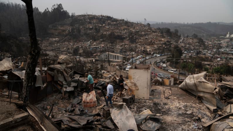 Suben a 20 las víctimas por incendios en el sur de Chile y detienen a un sospechoso