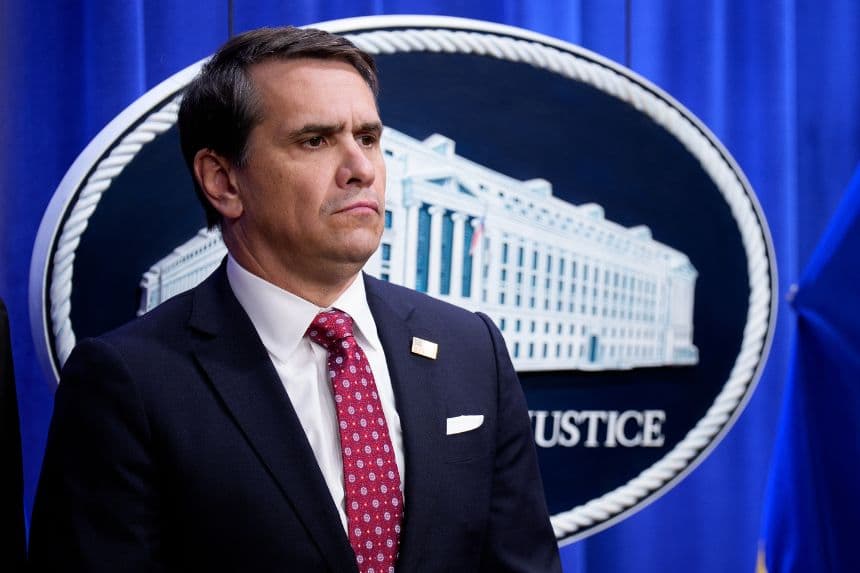 El fiscal general adjunto Todd Blanche (izquierda) asiste a una conferencia de prensa para anunciar la acusación formal contra el exesquiador olímpico Ryan Wedding el 19 de noviembre de 2025 en Washington, DC. (Andrew Harnik/Getty Images)
