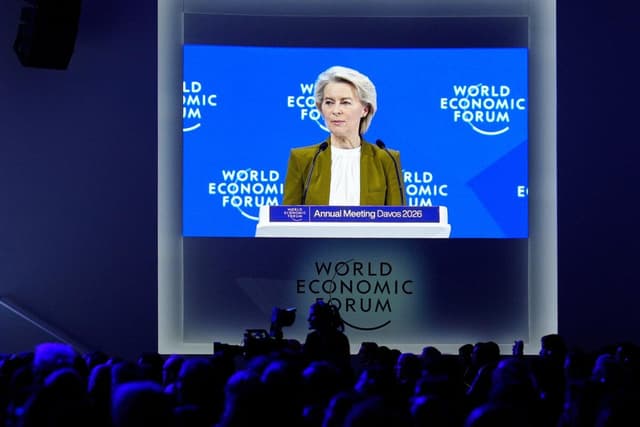 La presidenta de la Comisión Europea, Ursula von der Leyen, habla durante la reunión anual del Foro Económico Mundial en Davos, Suiza, el 20 de enero de 2026. (Foto AP/Markus Schreiber)