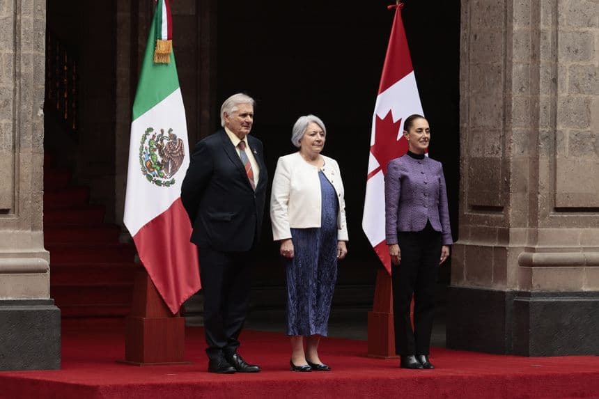 La presidenta de México, Claudia Sheinbaum (Der.), posa junto a la gobernadora general de Canadá, Mary Simon (C), y su esposo Whit Fraser, este martes en Palacio Nacional de la Ciudad de México, México. Sheinbaum recibió a Simon, quien tiene carácter de jefa de Estado, en el marco de una visita oficial al país. (EFE/ José Méndez)