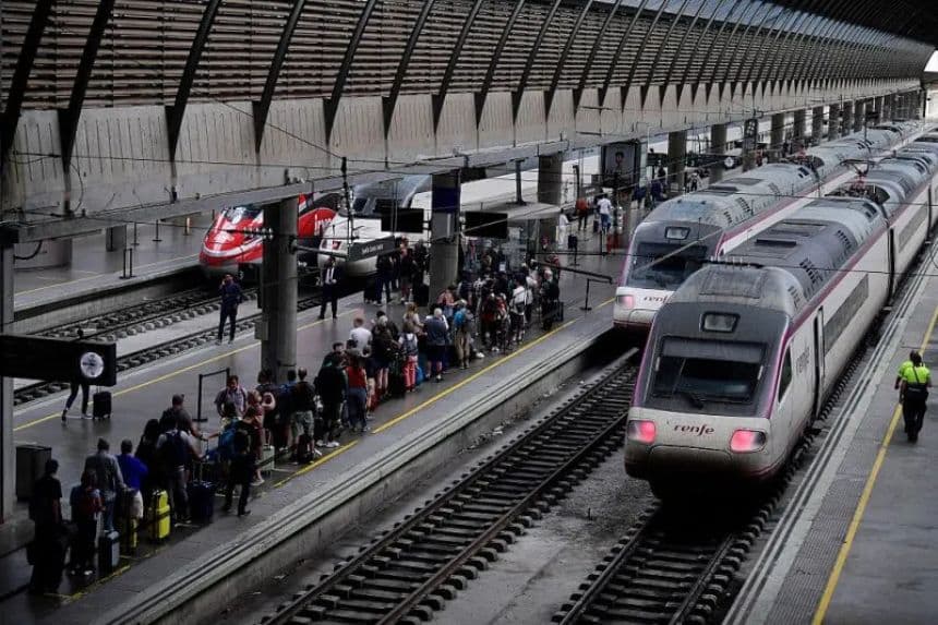 Pasajeros esperan en el andén para subir a un tren en la estación de Santa Justa, en Sevilla. Imagen de archivo. (Cristina Quicler/AFP via Getty Images)