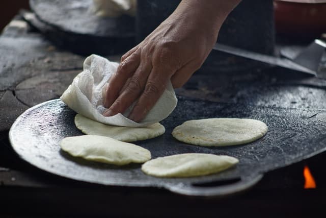California fortificará las tortillas, ¿ayudará esto a las madres latinas?