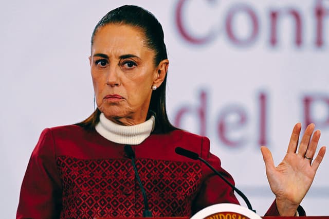 La presidenta de México, Claudia Sheinbaum, gesticula durante su conferencia de prensa diaria en el Palacio Nacional de la Ciudad de México el 12 de enero de 2026. Sheinbaum dijo que había discutido la seguridad y la soberanía de su país con Donald Trump. (Alfredo ESTRELLA / AFP vía Getty Images)