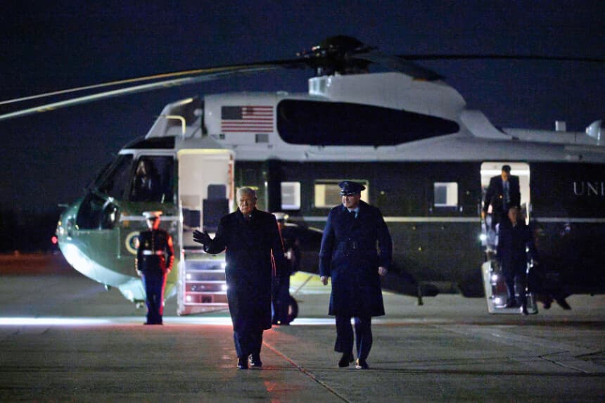 BASE CONJUNTA ANDREWS, MARYLAND - 20 DE ENERO: El presidente de Estados Unidos, Donald Trump, sale del Marine One al llegar para subir al Air Force One con destino a Suiza el 20 de enero de 2026 en la Base Conjunta Andrews, Maryland. Trump viaja a Davos, Suiza, para asistir al Foro Económico Mundial. (Foto de Chip Somodevilla/Getty Images).