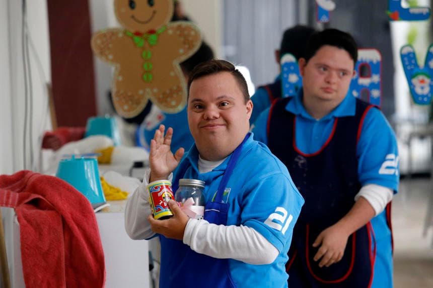 Un joven con síndrome de Down atiende una cafetería en Guadalajara, México. Imagen de archivo. (EFE/Ulises Ruiz Basurto)