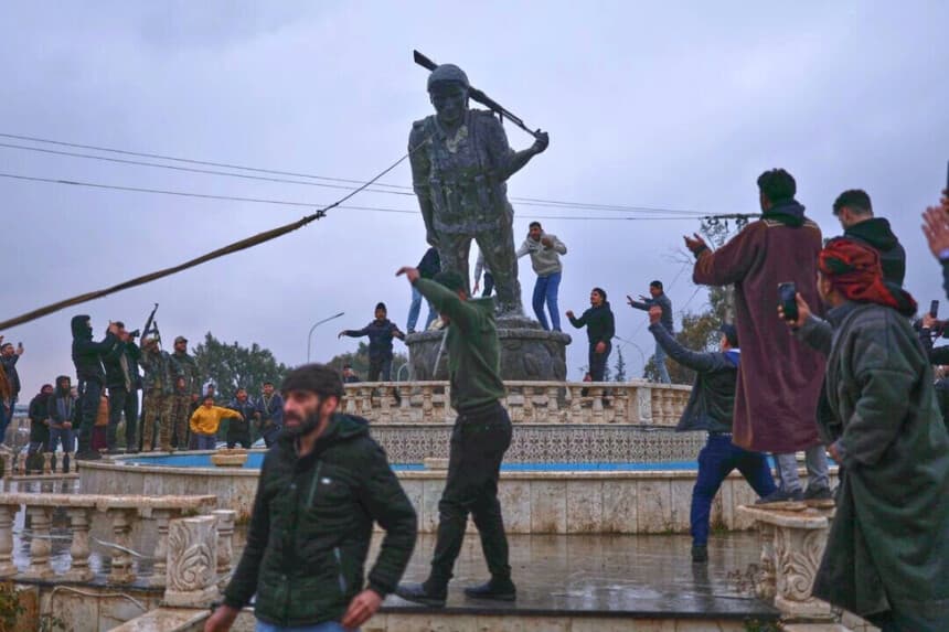 Los residentes derriban una estatua de una combatiente kurda tras la toma de la ciudad por parte de las fuerzas gubernamentales sirias, que arrebataron el control a las Fuerzas Democráticas Sirias respaldadas por Estados Unidos en Tabqa, al este de Siria, el 18 de enero de 2026. (Ghaith Alsayed/AP Photo).
