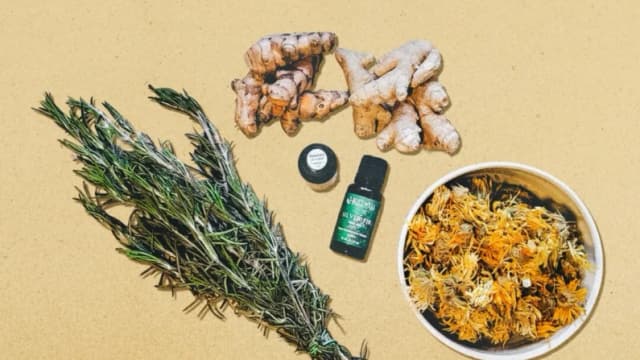 Un calientito baño de pies herbal: Mejora circulación, calor y bienestar