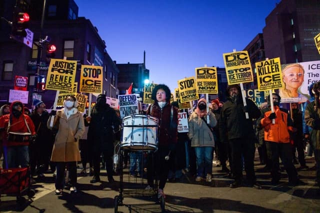 Manifestantes protestan contra la administración Trump y el ICE en varias partes de Estados Unidos