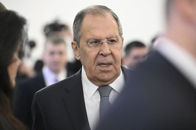 El ministro de Asuntos Exteriores ruso, Sergei Lavrov, llega a una reunión conjunta de las Juntas Directivas de los Ministerios de Asuntos Exteriores de Rusia y Bielorrusia, en Moscú, el 25 de noviembre de 2025. (Alexander NEMENOV/POOL/AFP vía Getty Images)