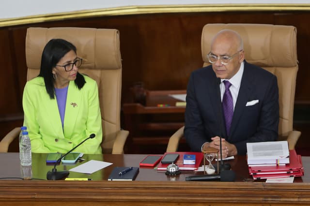 El presidente de la Asamblea Nacional, Jorge Rodríguez (d) habla junto a la presidenta encargada de Venezuela, Delcy Rodríguez, en una fotografía de archivo. (EFE/ Ronald Peña R.)