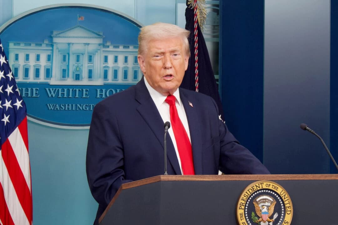 El presidente Donald Trump habla con la prensa en el primer aniversario de su segunda investidura durante una rueda de prensa en la Casa Blanca, Washington, el 20 de enero de 2026. (Travis Gillmore/The Epoch Times)