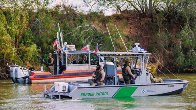Una embarcación de la Guardia Costera de los Estados Unidos y de la Patrulla Fronteriza patrulla el río Grande el 7 de enero de 2026 en Brownsville, Texas. (Michael Gonzalez/Getty Images)