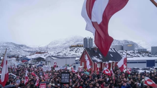 La gente protesta contra el objetivo del presidente Donald Trump de adquirir Groenlandia frente al consulado estadounidense en Nuuk, Groenlandia, el 17 de enero de 2026. (Evgeniy Maloletka/AP Photo)