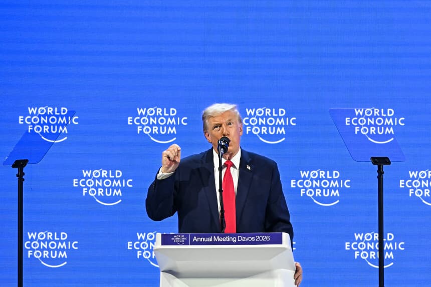 El presidente de los Estados Unidos, Donald Trump, gesticula mientras pronuncia un discurso especial durante la reunión anual del Foro Económico Mundial (FEM) en Davos, el 21 de enero de 2026. (Foto de Fabrice COFFRINI / AFP a través de Getty Images)