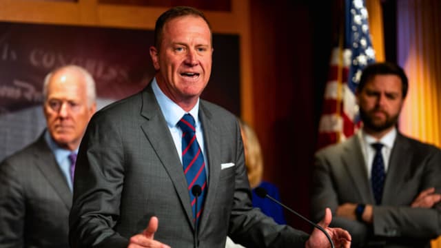 Tras el escándalo de fraude en Minnesota, senador presenta proyecto para ampliar la desnacionalización