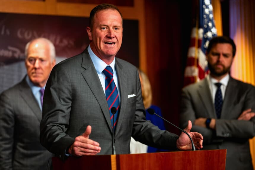 WASHINGTON, DC - 22 DE MAYO: El senador Eric Schmitt (republicano por Misuri) gesticula mientras habla durante una rueda de prensa en el Capitolio el 22 de mayo de 2024 en Washington, DC. Los demócratas del Senado han reactivado el proyecto de ley bipartidista sobre fronteras que ya fue bloqueado una vez a principios de este año, y los republicanos, entre ellos el senador James Lankford (R-OK), que negoció el paquete de inmigración, dicen que lo bloquearán de nuevo. (Foto de Kent Nishimura/Getty Images).