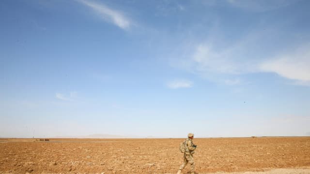 EE. UU. traslada prisioneros del ISIS de Siria a Irak en medio de disturbios y liberaciones