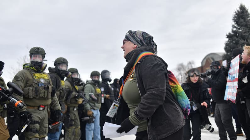 Corte suspende orden que limita la actuación de agentes contra manifestantes de Minnesota
