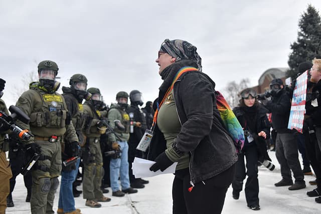 Un manifestante (C) grita a los agentes federales durante una manifestación contra el ICE frente al edificio federal Bishop Whipple en Minneapolis, Minnesota, el 15 de enero de 2026. (Foto de Octavio JONES / AFP a través de Getty Images)