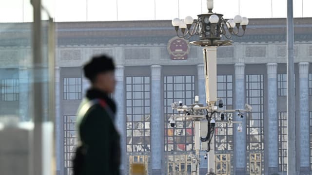 Un policía paramilitar chino monta guardia frente al Gran Salón del Pueblo en Pekín el 26 de febrero de 2025, antes de la apertura de la sesión anual de la Asamblea Popular Nacional en marzo. (Foto de PEDRO PARDO/AFP vía Getty Images).