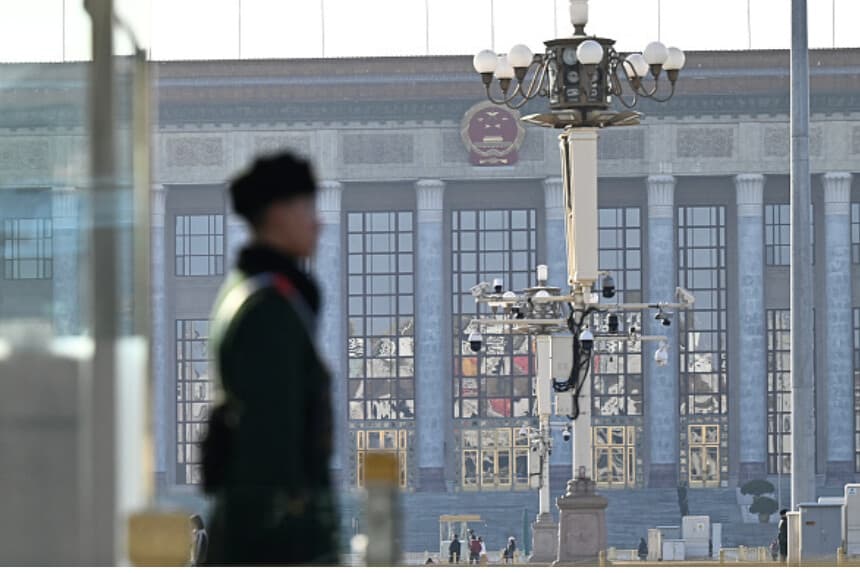 Un policía paramilitar chino monta guardia frente al Gran Salón del Pueblo en Pekín el 26 de febrero de 2025, antes de la apertura de la sesión anual de la Asamblea Popular Nacional en marzo. (PEDRO PARDO/AFP vía Getty Images)