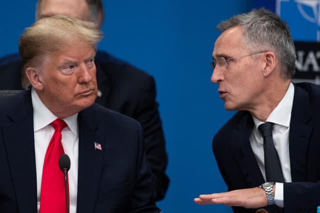 El presidente de los Estados Unidos, Donald Trump (izquierda), habla con Jens Stoltenberg, secretario general de la OTAN, mientras asisten a la cumbre de la OTAN en el Grove Hotel el 4 de diciembre de 2019 en Watford, Inglaterra. (Foto de Dan Kitwood/Getty Images)
