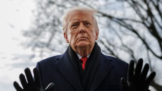 El presidente Donald Trump habla con los periodistas en el Jardín Sur antes de subir al Marine One en la Casa Blanca el 16 de enero de 2026 en Washington, DC. Se espera que el presidente viaje a Florida, donde permanecerá durante el fin de semana. (Foto de Tom Brenner/Getty Images).