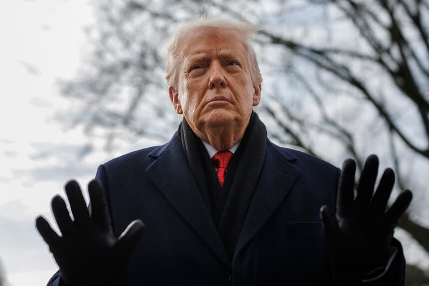 El presidente Donald Trump habla con los periodistas en el Jardín Sur antes de subir al Marine One en la Casa Blanca el 16 de enero de 2026 en Washington, DC. Se espera que el presidente viaje a Florida, donde permanecerá durante el fin de semana. (Foto de Tom Brenner/Getty Images).