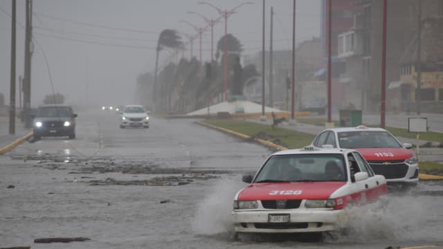 Fotografía de archivo de los fuertes vientos y lluvia en el municipio de Coatzacoalcos en el estado de Veracruz, México. (EFE/ Ángel Hernández)