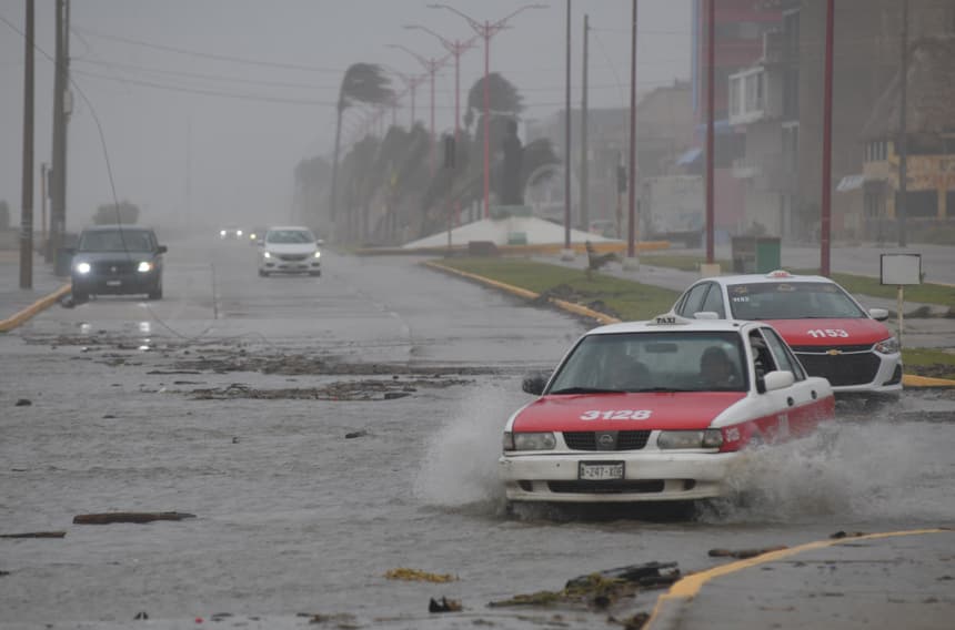 Fotografía de archivo de los fuertes vientos y lluvia en el municipio de Coatzacoalcos en el estado de Veracruz, México. (EFE/ Ángel Hernández)