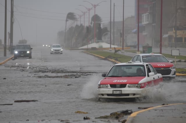 Fotografía de archivo de los fuertes vientos y lluvia en el municipio de Coatzacoalcos en el estado de Veracruz, México. (EFE/ Ángel Hernández)