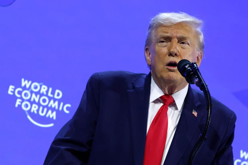 El presidente de los Estados Unidos, Donald Trump, pronuncia un discurso en el Foro Económico Mundial (FEM) el 21 de enero de 2026 en Davos, Suiza. La reunión anual de líderes políticos y empresariales se celebra en un momento de crecientes tensiones entre los Estados Unidos y Europa por una serie de cuestiones, entre ellas la promesa de Trump de adquirir Groenlandia, un territorio danés semiautónomo. (Foto de Chip Somodevilla/Getty Images).