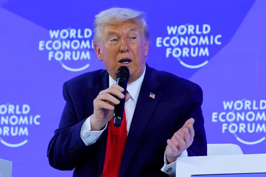 DAVOS, SUIZA - 21 DE ENERO: El presidente de Estados Unidos, Donald Trump, habla en el escenario con el presidente y director ejecutivo del Foro Económico Mundial, Børge Brende, en el Foro Económico Mundial (FEM) el 21 de enero de 2026 en Davos, Suiza. La reunión anual de líderes políticos y empresariales se celebra en un momento de crecientes tensiones entre Estados Unidos y Europa por una serie de cuestiones, entre ellas la promesa de Trump de adquirir Groenlandia, un territorio danés semiautónomo. (Foto de Chip Somodevilla/Getty Images).
