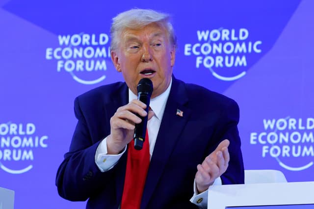 DAVOS, SUIZA - 21 DE ENERO: El presidente de Estados Unidos, Donald Trump, habla en el escenario con el presidente y director ejecutivo del Foro Económico Mundial, Børge Brende, en el Foro Económico Mundial (FEM) el 21 de enero de 2026 en Davos, Suiza. La reunión anual de líderes políticos y empresariales se celebra en un momento de crecientes tensiones entre Estados Unidos y Europa por una serie de cuestiones, entre ellas la promesa de Trump de adquirir Groenlandia, un territorio danés semiautónomo. (Foto de Chip Somodevilla/Getty Images).
