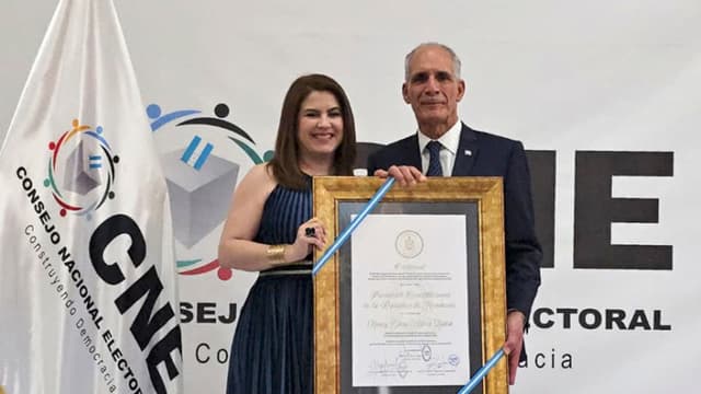 Honduras formaliza triunfo de Asfura al entregarle credencial presidencial