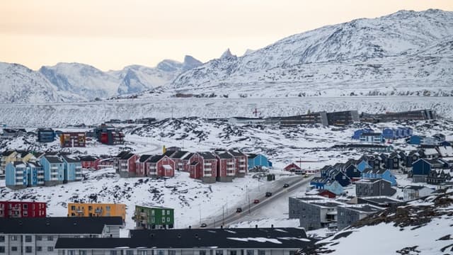 Una vista general muestra edificios residenciales y una carretera principal en Nuuk, Groenlandia, durante las primeras horas de la mañana del 22 de enero de 2026. (Jonathan NACKSTRAND / AFP a través de Getty Images)